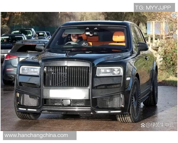 足球明星驾驭库里南豪车展现风采引发球迷热议